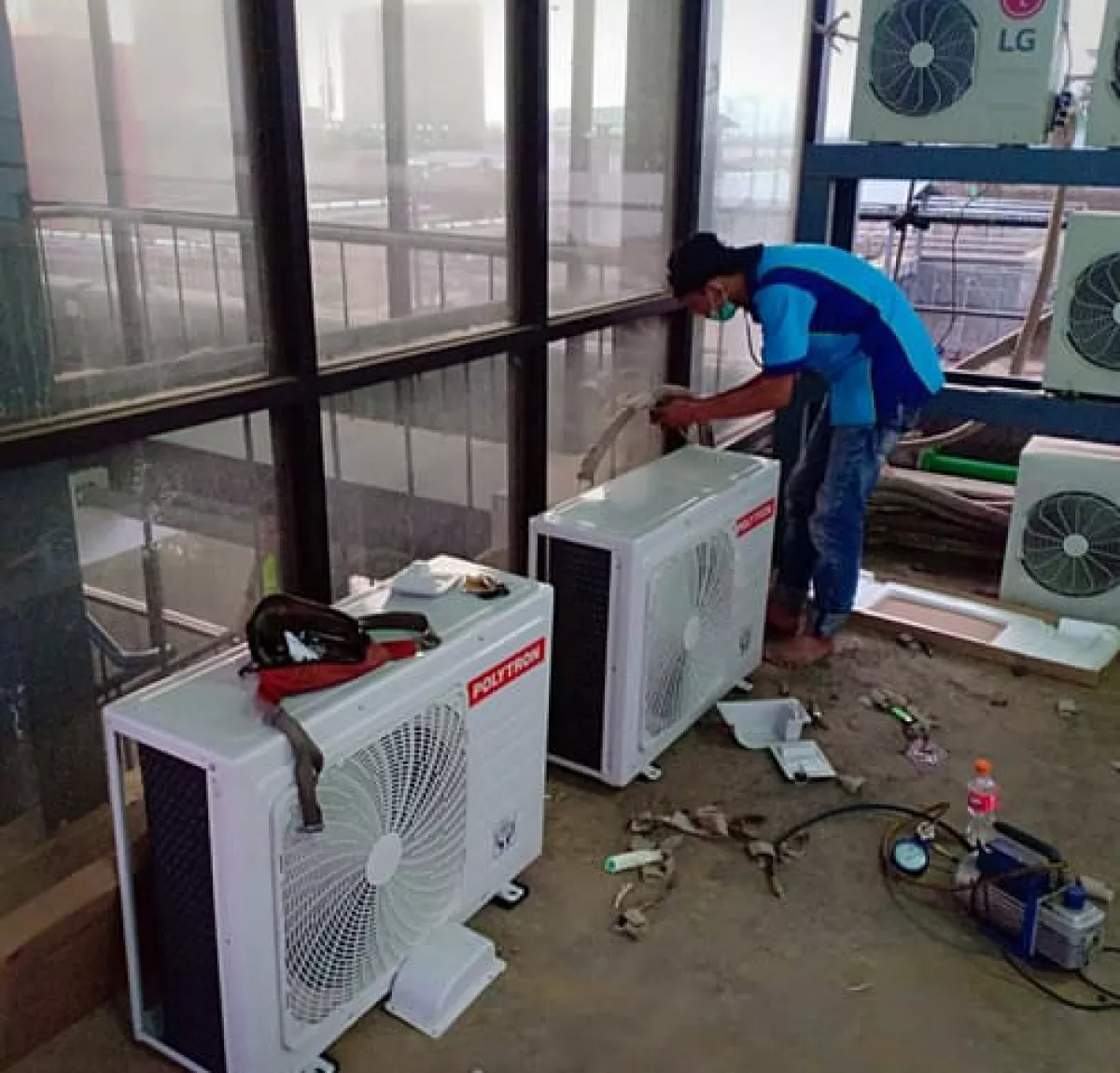 isi freon ac window- kontraktor ac- tangerang selatan-11 Dapatkan Kenyamanan Instan Dengan Layanan Service AC Panggilan Terdekat di Jakarta Utara!